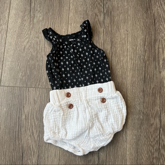 SOLD Bundle of 4 Stylish Onesies - Picture 7 of 11